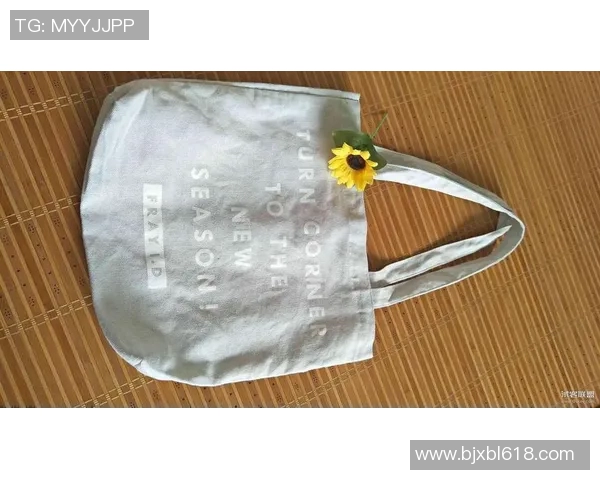 足球明星帆布袋时尚潮流必备单品让你在运动场上尽显个性魅力