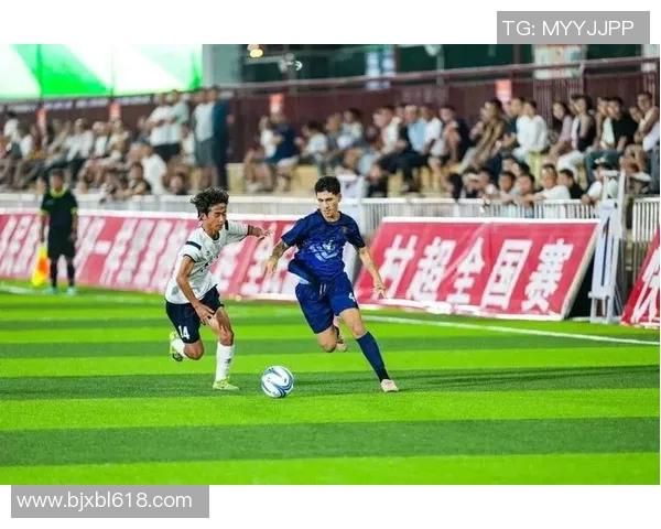 足球明星聚首同台互动展现友谊与竞技精神的精彩瞬间